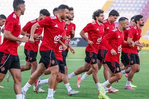 عودة إمام وحوار بنشرقي مع ديانج.. لقطات من تدريب الأهلي الأول في الإمارات (صور)